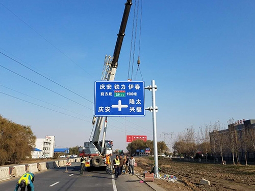 五家渠五家渠道路护栏网网片该如何进行正确的选购呢？